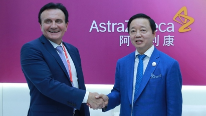 Deputy PM receives company leaders at Chinese expo