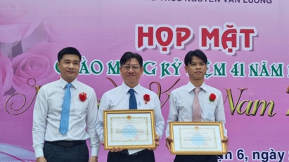 Khen thưởng các thầy cô xin đổi hoa, quà lấy thẻ bảo hiểm y tế cho học sinh nghèo 