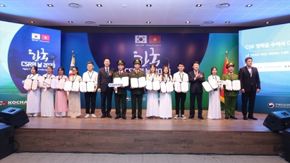South Korean companies present scholarships to Vietnamese students