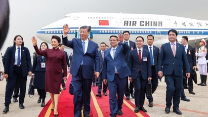 Xi Jinping arrives in Hanoi