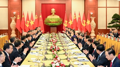 Party Chief: Vietnam gives top priority to developing relations with China