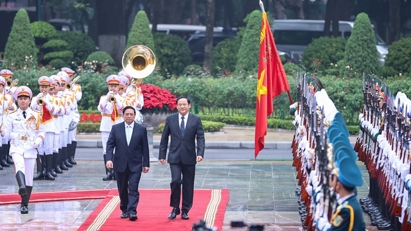 Lao PM begins official visit to Vietnam