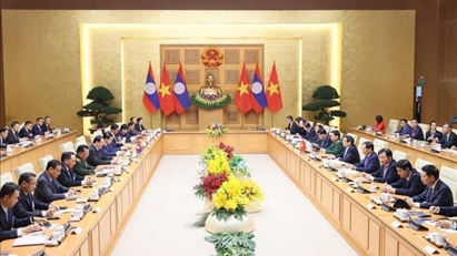Prime Minister holds talks with his Lao counterpart