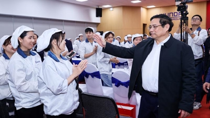 PM visits workers in Hai Duong ahead of Lunar New Year