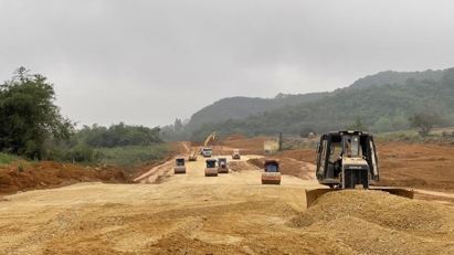 PM seeks measures to ensure supply of construction materials for transport projects