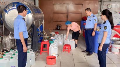 Cơ quan thuế siết quản lý, ngăn tình trạng bán rượu thủ công không dán tem điện tử