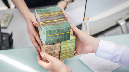 Deposit interest rates down to record low