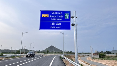 Cao tốc khai thác gần 1 năm, nhà thầu vẫn chưa hoàn trả xong đường dân sinh