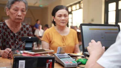 Nhiều rào cản trong chi trả an sinh xã hội qua tài khoản
