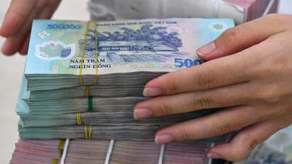 Lập khống hồ sơ vay vốn để chiếm đoạt tiền ngân hàng