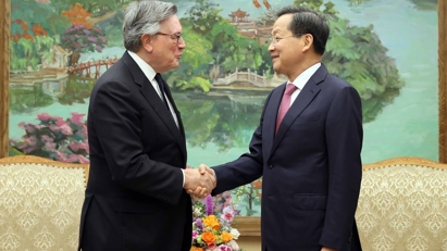 Standard Chartered wishes to expand investment in Vietnam: Chairman José Viñals 