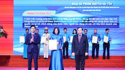 Lãnh đạo công đoàn TSC Vietcombank nhận Giải thưởng Nguyễn Văn Linh