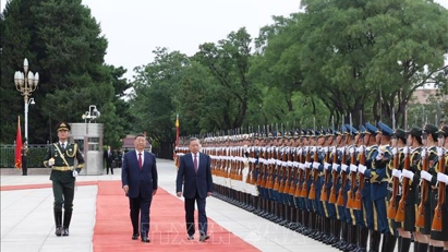 Grand welcome ceremony held in Beijin for Party General Secretary and President To Lam and his spouse