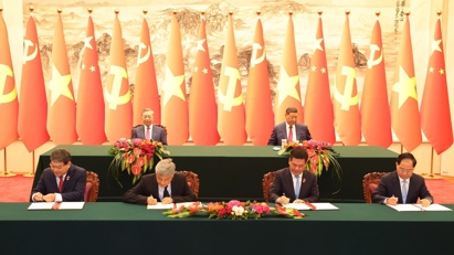 Vietnam, China ink 14 cooperation agreements