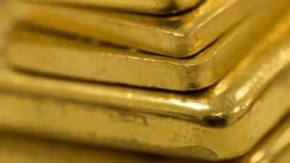 Giá vàng lao dốc xuống dưới 2.500 USD/oz vì USD hồi mạnh trong lúc chờ tin Fed