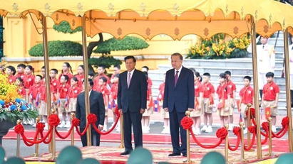 Talks between top leaders of Vietnam and Laos held in Hanoi