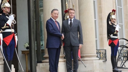 Top leaders of Vietnam and France hold talks