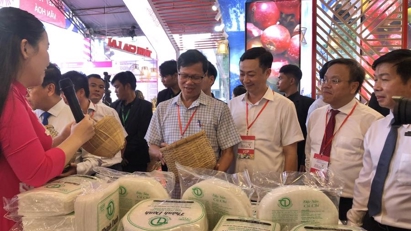 Vietnamese crafts and specialties on display in HCMC
