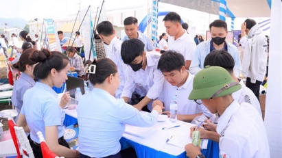 Firms in central Nghe An province seek 40,000 workers post-Tet
