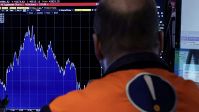 Bán tháo dữ dội nhất kể từ Covid-19: S&P 500 mất gần 6%, giá dầu xuống đáy hơn 3 năm