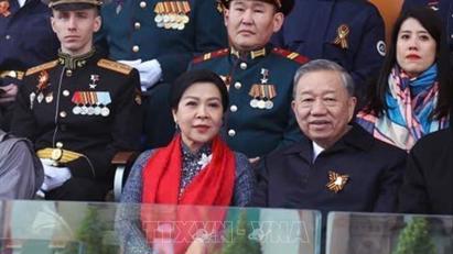 Tổng Bí thư Tô Lâm và Phu nhân dự Lễ duyệt binh kỷ niệm 80 năm Ngày Chiến thắng trong Chiến tranh Vệ quốc vĩ đại tại Moskva