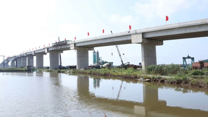 Hợp long cây cầu hơn 680 tỷ nối Ninh Bình - Nam Định