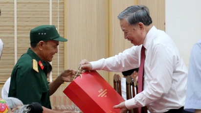 Tổng Bí thư Tô Lâm thăm Khu di tích Kim Liên và tặng quà tại huyện Nam Đàn