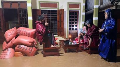Mưa lớn gây ngập sâu nhiều khu vực tại Hà Tĩnh, sơ tán dân và tài sản trong đêm