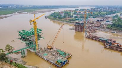 Vượt khó khăn, thắng gian nan đưa cầu Phong Châu sớm về đích