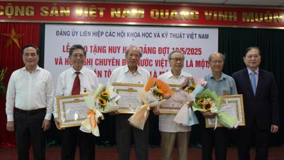Đảng ủy Liên hiệp Hội Việt Nam trao huy hiệu Đảng cho 26 đảng viên