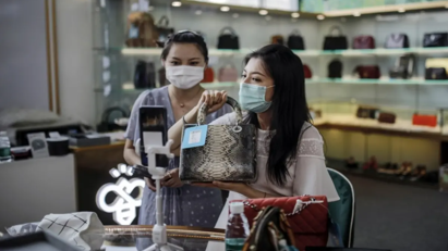 Cuộc chiến giá khốc liệt ở Trung Quốc: Đồ hiệu cũng "đại hạ giá"