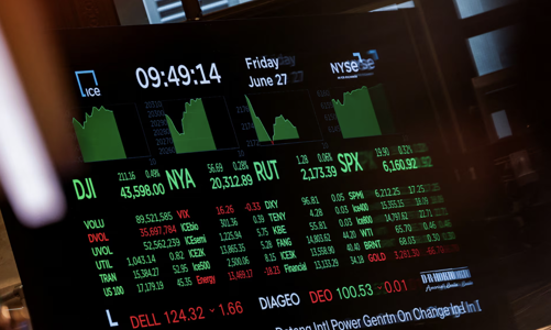 Chứng khoán Mỹ lập kỷ lục mới nhờ tin thương mại, giá dầu có tuần giảm mạnh nhất 3 năm