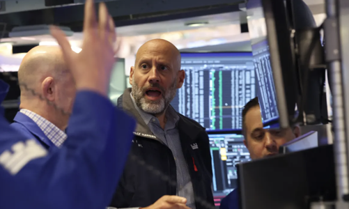 Chứng khoán Mỹ tụt điểm vì mối lo thuế quan, giá dầu tăng hơn 2,5%