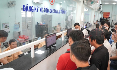 Hà Nội nghiên cứu tăng lệ phí trước bạ, phí biển số ô tô, xe máy dùng nhiên liệu hóa thạch