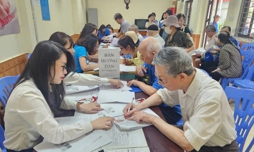 Người hưởng lương hưu, trợ cấp bảo hiểm qua tài khoản tiếp tục tăng