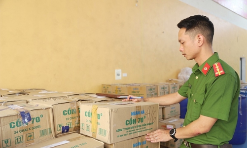 Lật tẩy thủ đoạn dùng cồn công nghiệp sản xuất hàng vạn chai cồn y tế giả 