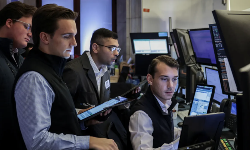 S&P 500 và Dow Jones sụt điểm sau báo cáo lạm phát, giá dầu cũng đi xuống