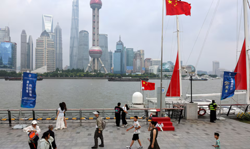 Người lao động Trung Quốc chật vật vì lương giảm