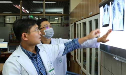 Bộ trưởng Bộ Y tế: Tiếp tục cải cách tiền lương, phụ cấp đối với  người làm việc tại các cơ sở y tế công lập  