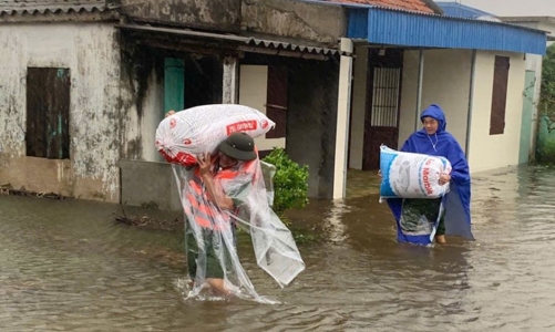 Mưa lớn kéo dài khiến nhiều nơi ngập sâu, nguy cơ sạt lở