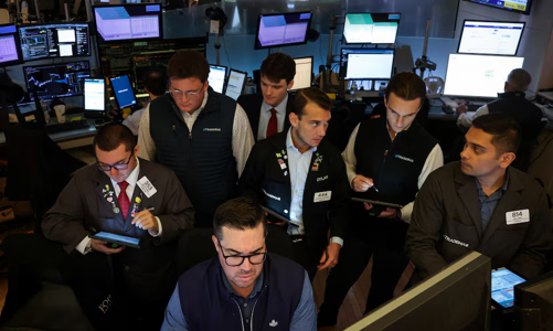 S&P 500 và Nasdaq lập kỷ lục, giá dầu giảm nhẹ bất chấp gói trừng phạt mới của EU