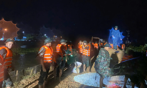 Trắng đêm căng mình chống bão lũ