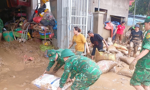 Quân dân hối hả dọn dẹp bùn đất sau lũ