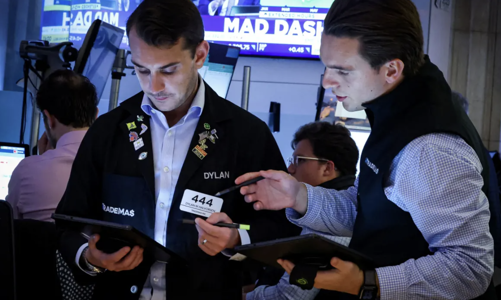 Chứng khoán Mỹ giảm điểm vì tin thương mại, giá dầu lập đỉnh hơn 1 tháng