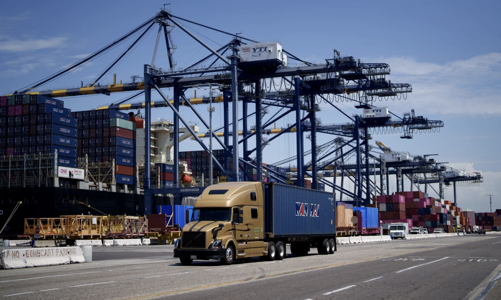 Thâm hụt thương mại của Mỹ giảm chóng mặt