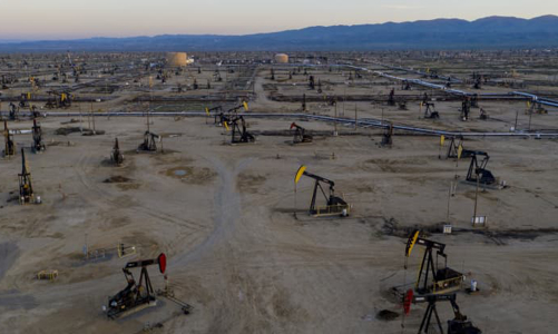 Tắc nghẽn kênh Suez không cứu được giá dầu giảm 3 tuần liên tiếp