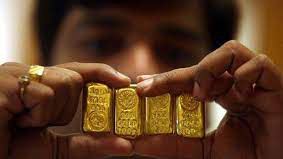 Vàng trượt giá 100.000 đồng/lượng, USD tự do lại vượt 24.000 đồng