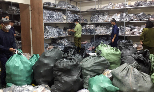 Triệt phá kho hàng hơn 3.000 đôi giày giả nhãn hiệu Dior, Chanel, Gucci, Hermes