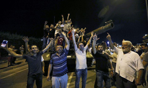 Dân Thổ Nhĩ Kỳ chặn lực lượng đảo chính