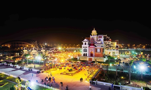 Đại sứ nhỏ tuổi làng trẻ SOS hát quốc ca Việt Nam tại Asia Park